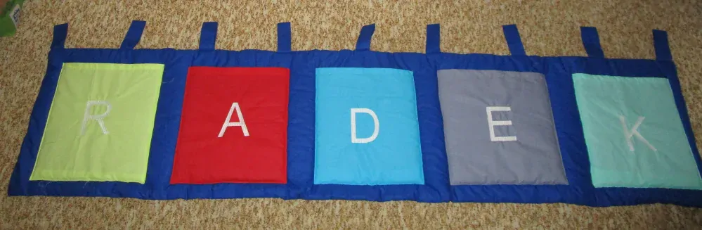 Kapsář za postel se jménem