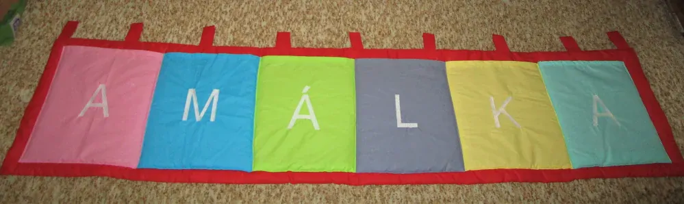 Kapsář za postel se jménem