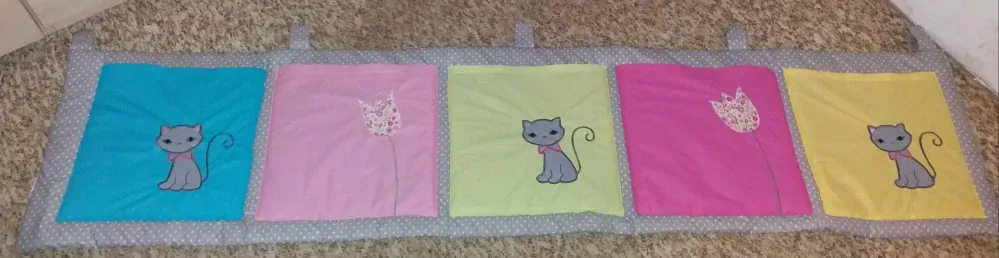 Kapsář za postel se jménem