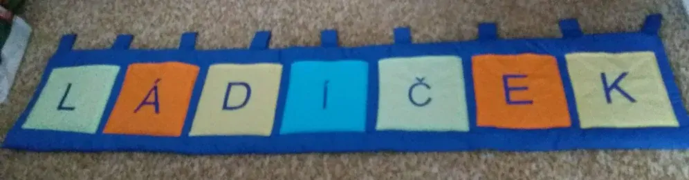 Kapsář za postel se jménem