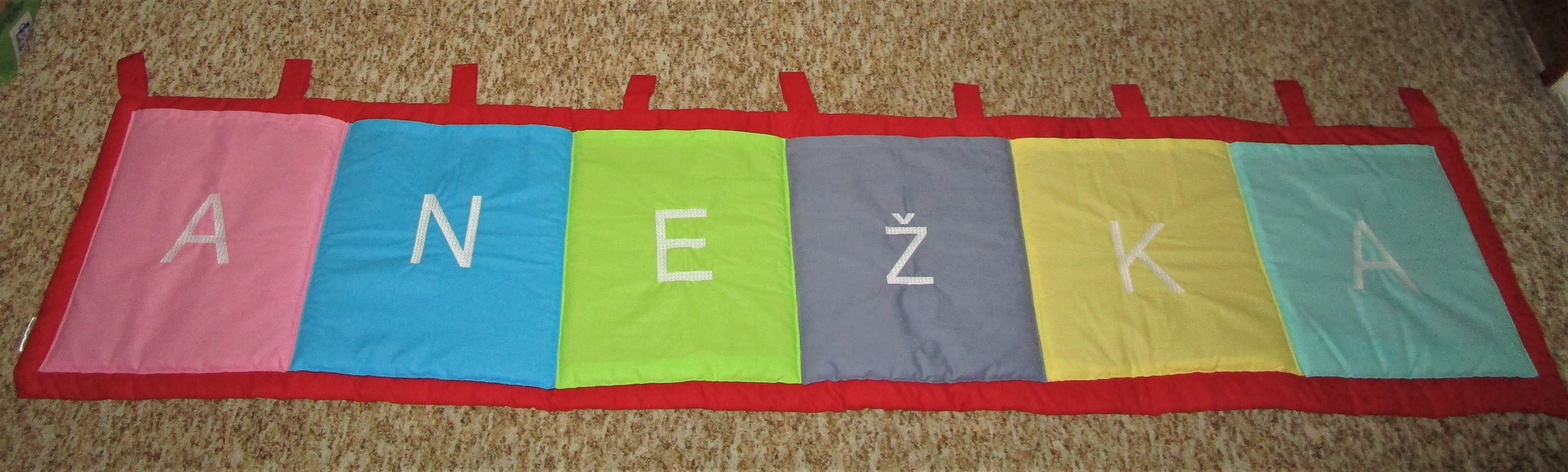 Kapsář se jménem  šedo-růžový