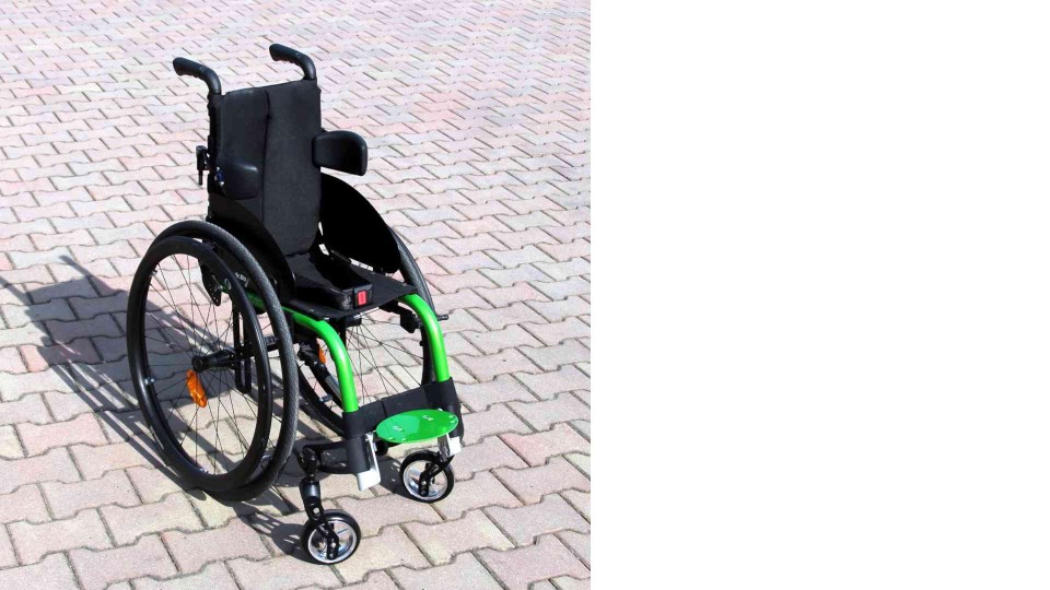 Fusak na invalidní vozík /kočárek s otevíráním horní části pro pomocné držáky postiženého sovičky