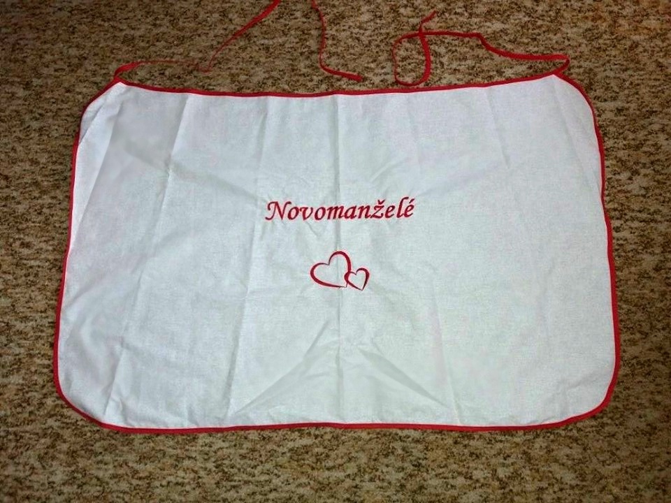Svatební bryndák NOVOMANŽELÉ +červené lemování