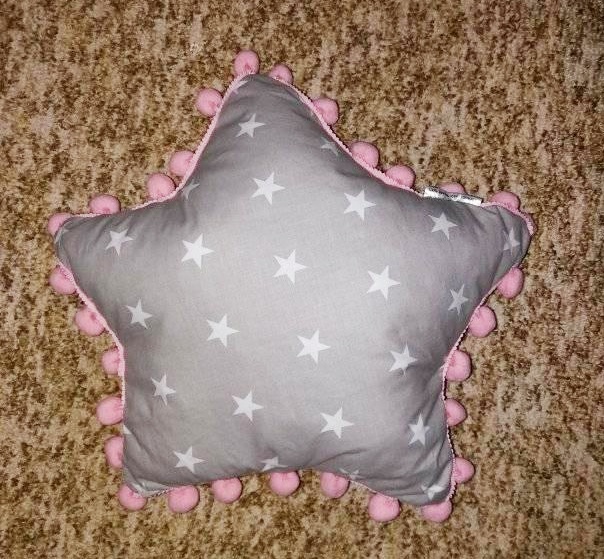 Polštářek s bambulkami 30x30cm