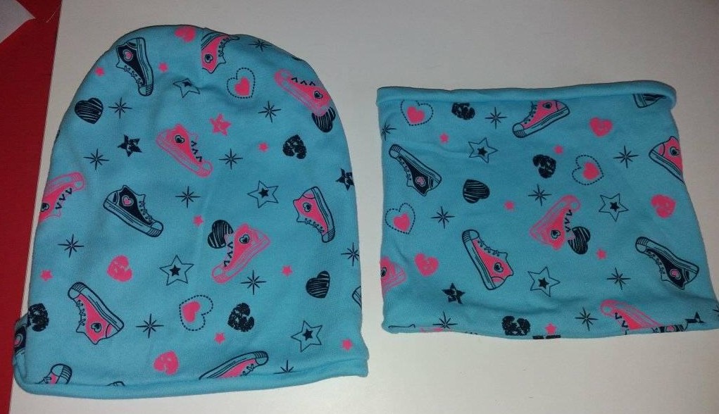 Set čepice + nákrčník tenisky modrý