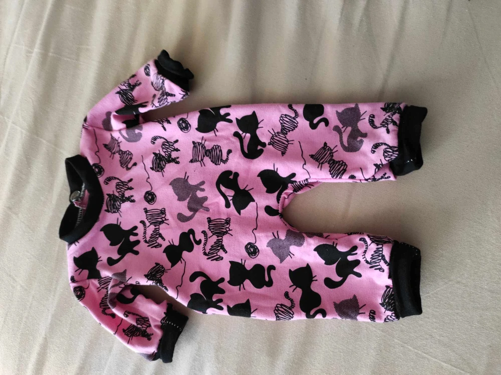 Overal pro panenku kočky