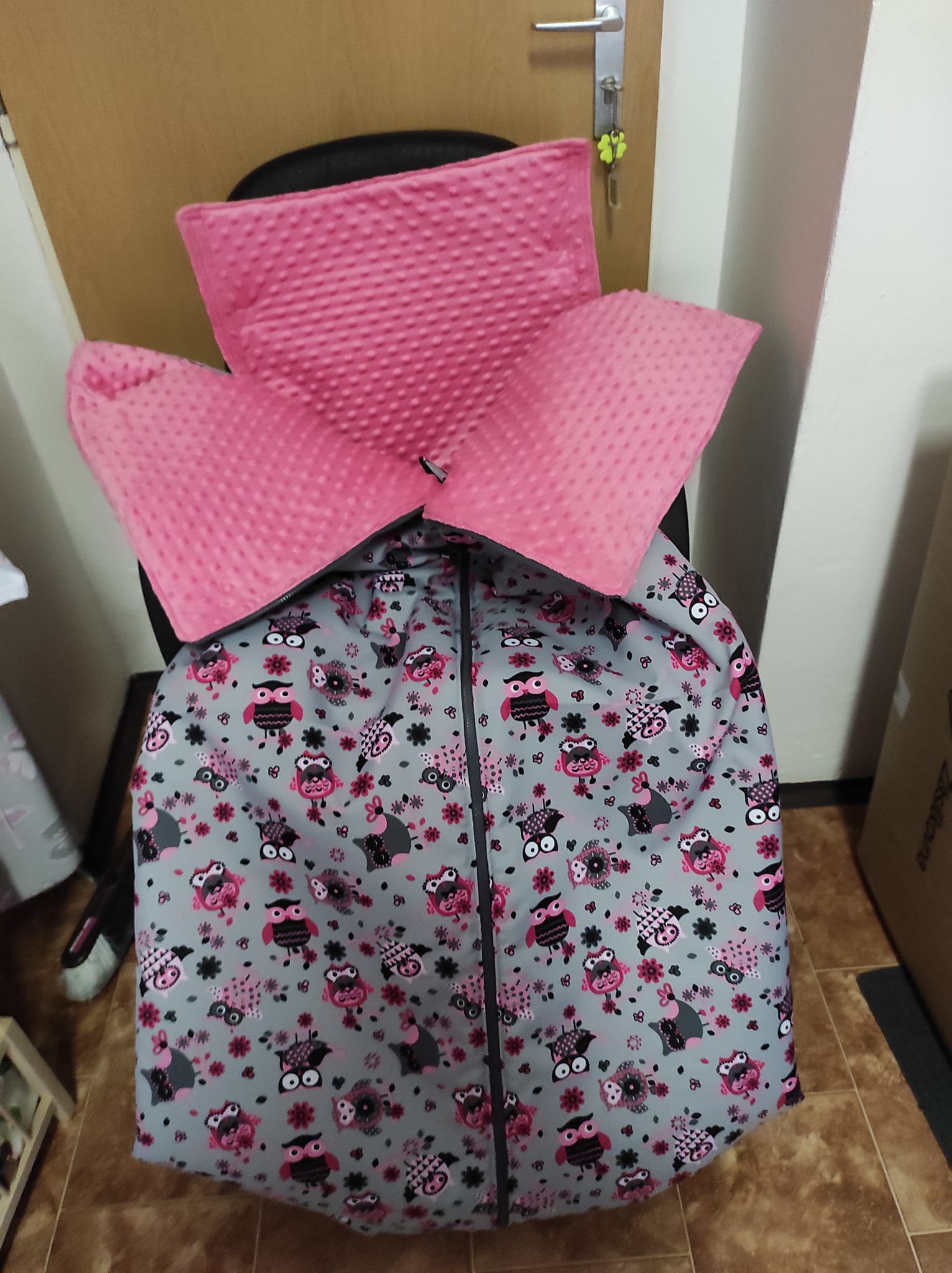 Fusak na invalidní vozík /kočárek s otevíráním horní části pro pomocné držáky postiženého sovičky