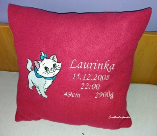 Dětský polštářek a výšivkou a iniciály narození