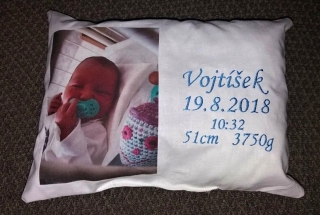 Polštářek s fotkou a výšivkou iniciálů