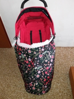 Nepadací deka/nánožník na kočárek květy v černé