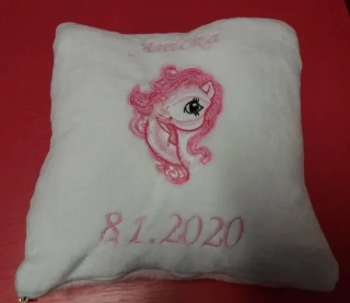Polštářek s výšivkou Ponny a iniciály narození